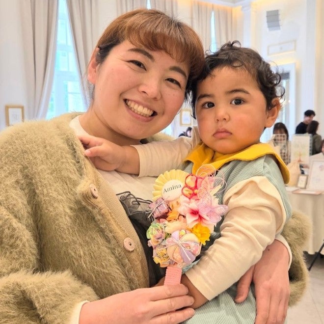 ミモザの黄色が鮮やかなフォトブースで親子フォト | FunFenFant