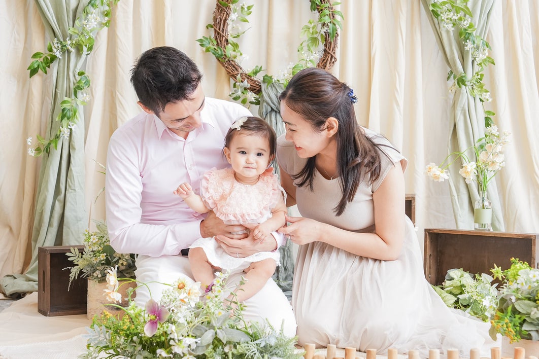 1歳バースデーフォトは家族で撮ろう｜シンプルな服装で赤ちゃんの表情を引き立てる
