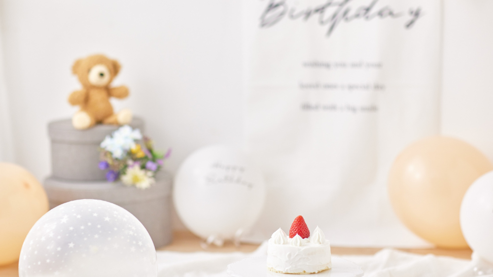 1歳バースデーフォトをもっとおしゃれに撮る3つのアイデア：小物やケーキで雰囲気をプラス