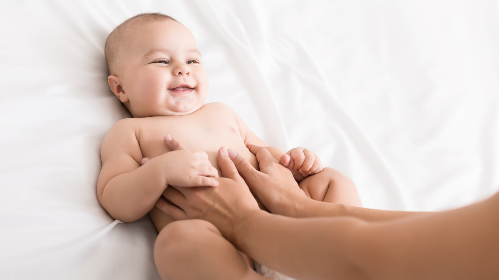 ベビーマッサージの効果って本当にある？いつから始めるか、気をつけることもまとめて解説｜ベビーマッサージとは