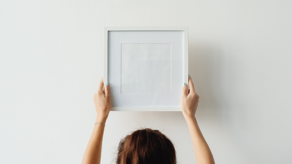 【センス不要】家族写真の飾り方：リビングがおしゃれに整う配置アイデア｜写真をおしゃれに飾るためにまず知っておきたいこと