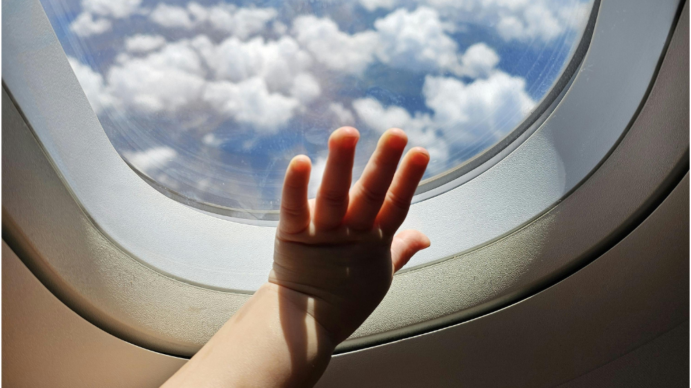 【保存版】子連れ飛行機をラクにするコツ｜座席選び・暇つぶし・便利グッズまで解説｜子連れ飛行機デビュー前に知っておきたいこと