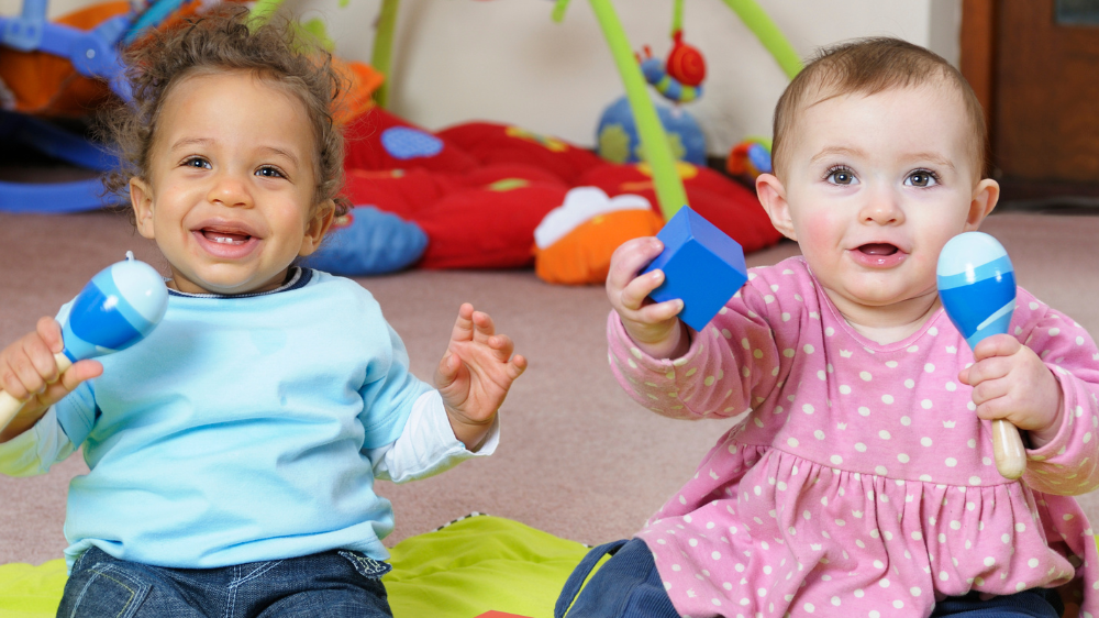 1歳の習い事はいつから始める？ベビースイミング・リトミック・英語のおすすめと選び方｜1歳の習い事は始めるべき？焦らなくて大丈夫な理由