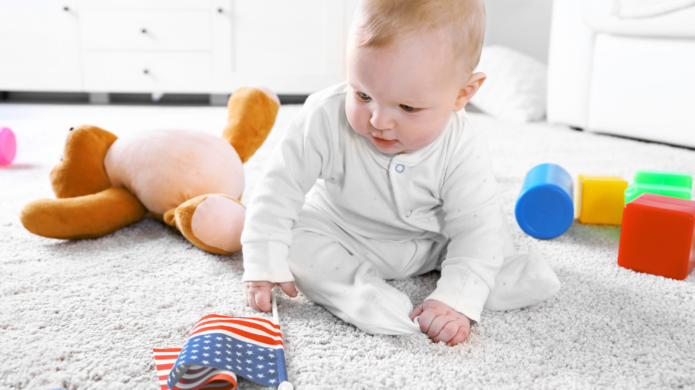 【0歳児の遊び完全ガイド】室内でできる遊び16選：絵の具・スズランテープ活用アイデア｜⑮ 国旗遊び｜色や形を見比べる