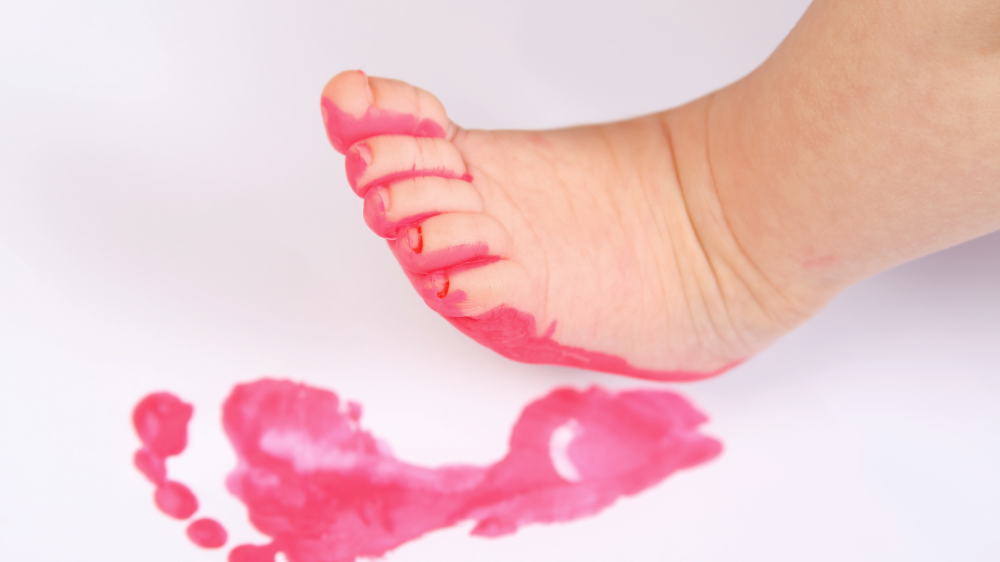 【0歳児の遊び完全ガイド】室内でできる遊び16選：絵の具・スズランテープ活用アイデア｜室内遊びがワンパターンになるときはどうする？