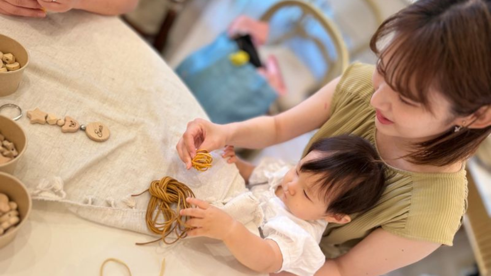 【0歳児の遊び完全ガイド】室内でできる遊び16選：絵の具・スズランテープ活用アイデア｜まとめ｜0歳児の室内遊びを広げるヒント