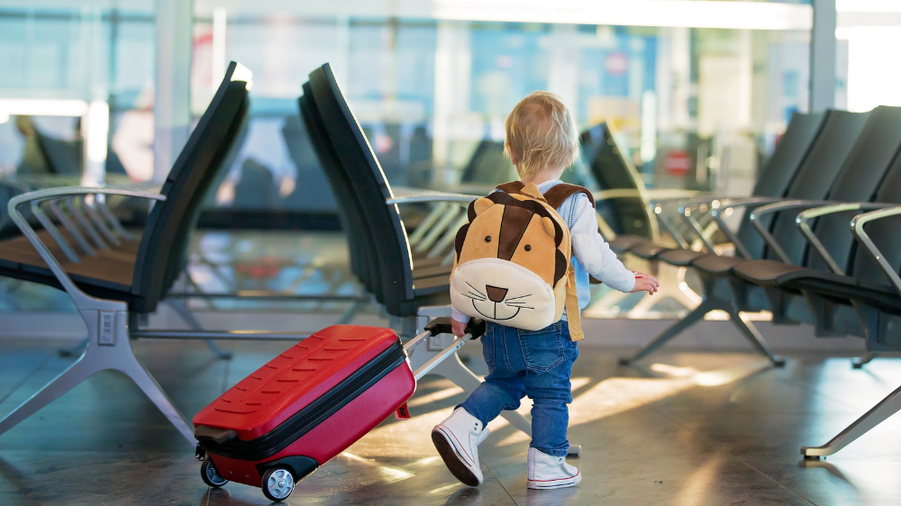 【保存版】子連れ飛行機をラクにするコツ｜座席選び・暇つぶし・便利グッズまで解説｜子連れは飛行機に乗る前が勝負！搭乗前の3つのコツ
