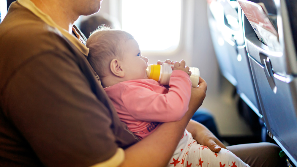 【保存版】子連れ飛行機をラクにするコツ｜座席選び・暇つぶし・便利グッズまで解説｜どこに座る？子連れ飛行機のおすすめ座席