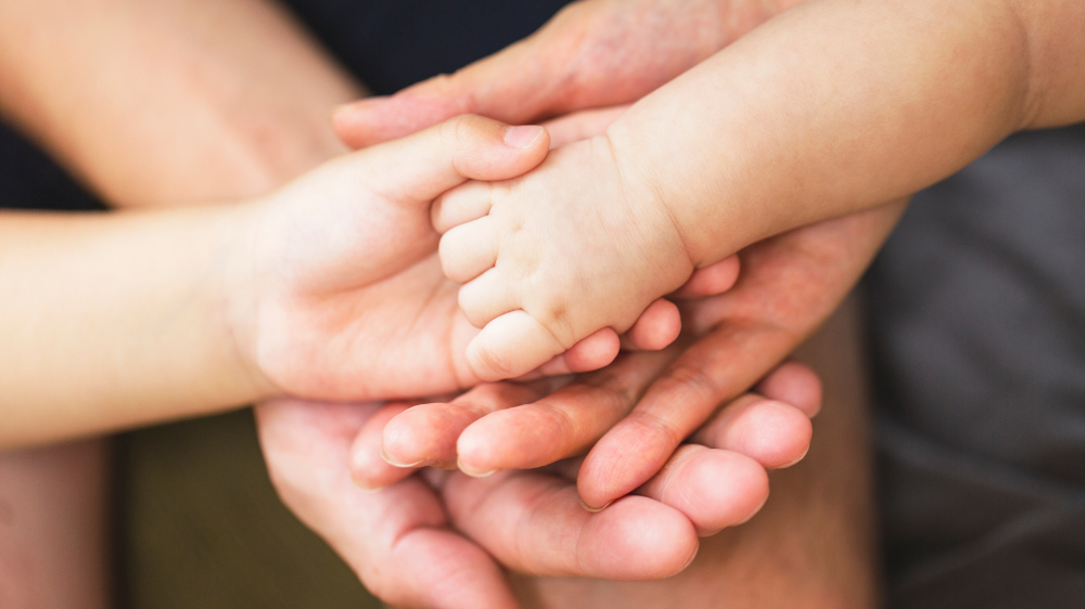 1歳バースデーフォトは家族で撮ろう｜手元・足元アップなどの“さりげない家族ショット” 