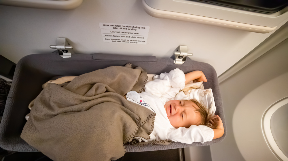 【保存版】子連れ飛行機をラクにするコツ｜座席選び・暇つぶし・便利グッズまで解説｜離陸・着陸でぐずらないための耳抜き対策