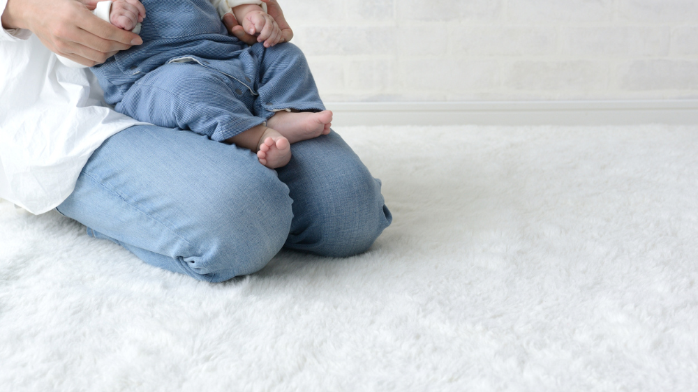 【0歳児の遊び完全ガイド】室内でできる遊び16選：絵の具・スズランテープ活用アイデア｜④ のりものごっこ｜電車や飛行機になりきる