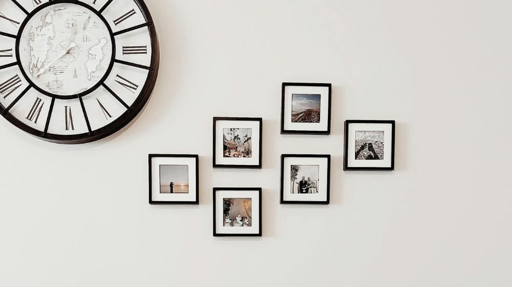【センス不要】家族写真の飾り方：リビングがおしゃれに整う配置アイデア｜【センス不要】おしゃれな写真レイアウトパターン6選