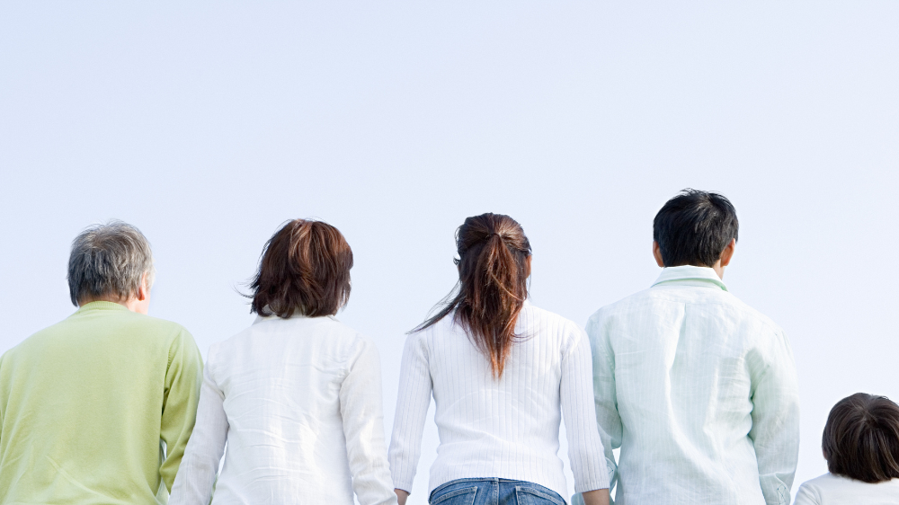 1歳バースデーフォトは家族で撮ろう｜祖父母と手をつなぐ“世代をつなぐショット” 