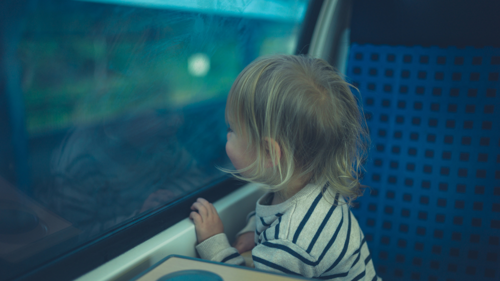 【2026年版】子連れ新幹線は何号車がおすすめ？年齢別の座席選び・多目的室・お子さま連れ車両を解説｜これがあると助かる！子連れ新幹線の機嫌キープ術