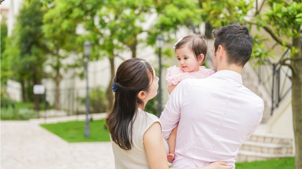 【センス不要】家族写真の飾り方：リビングがおしゃれに整う配置アイデア｜家族写真をもっと素敵に残すなら、FunFenFantのプロカメラマン撮影会