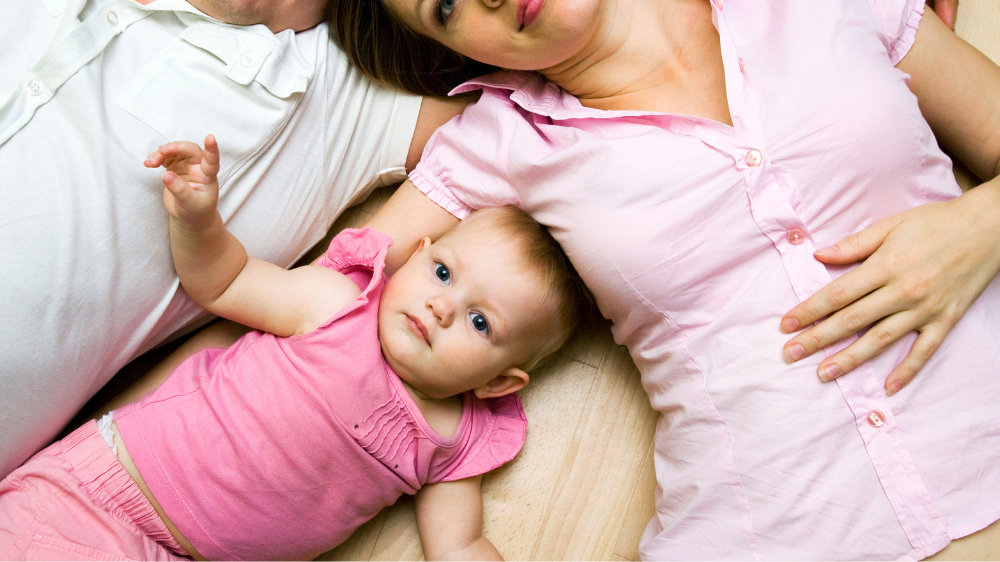 1歳バースデーフォトは家族で撮ろう｜寝転がりや見つめ合いで“ぬくもりを感じる家族ショット” 