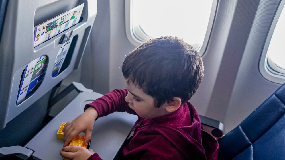 【保存版】子連れ飛行機をラクにするコツ｜座席選び・暇つぶし・便利グッズまで解説｜年齢別｜機内での暇つぶしアイデア