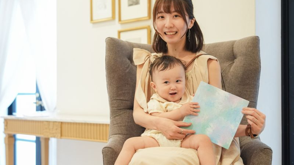 ファーストアートのやり方：おしゃれな絵の具の組み合わせと、重曹・メディウムの使い方も紹介｜赤ちゃんの“今”をファーストアートに残すために