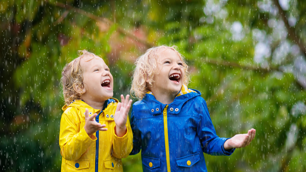 【2026年最新】雨の日のお出かけはどうする？こどもと楽しめる穴場スポット＆過ごし方まとめ｜【番外編】雨の日だからこそ楽しめる外遊び＆過ごし方アイデア