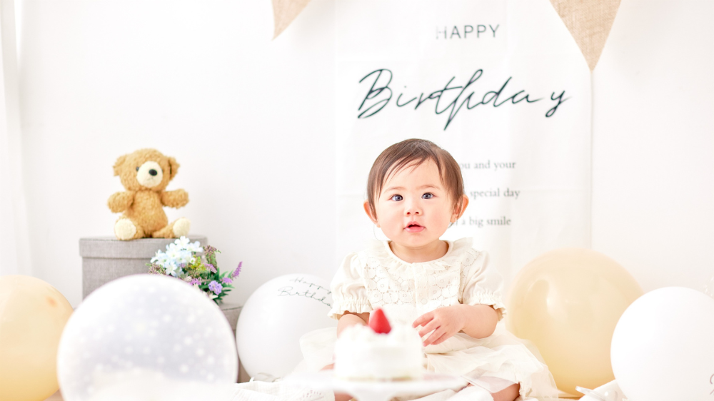 クレイケーキとは？ベビーの1歳バースデーで映える作り方と撮影アイデアを紹介｜ベビーにフォーカスしてケーキをぼかす