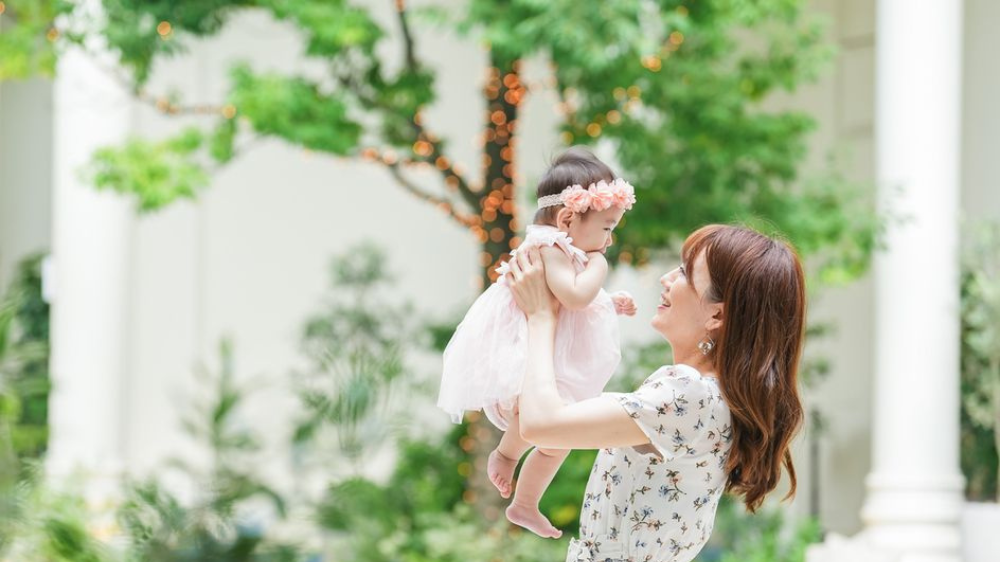 【センス不要】家族写真の飾り方：リビングがおしゃれに整う配置アイデア｜まとめ｜家族写真をリビングの壁におしゃれに飾るコツ