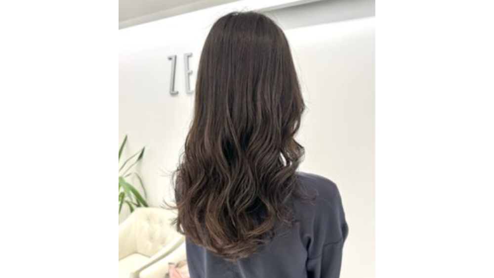 【忙しいママ向け】スタイリング不要の髪型はこれ！楽ちんでおしゃれなヘアカタログ｜② 乾かすだけで形になるデジタルパーマロング