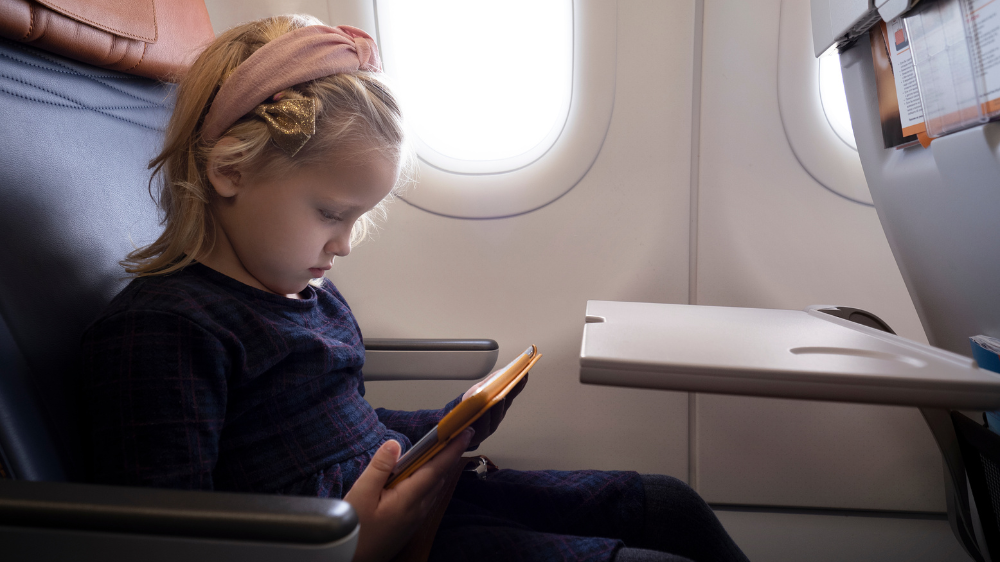 【保存版】子連れ飛行機をラクにするコツ｜座席選び・暇つぶし・便利グッズまで解説｜機内Wi-Fiは使える？事前に確認しておきたいこと