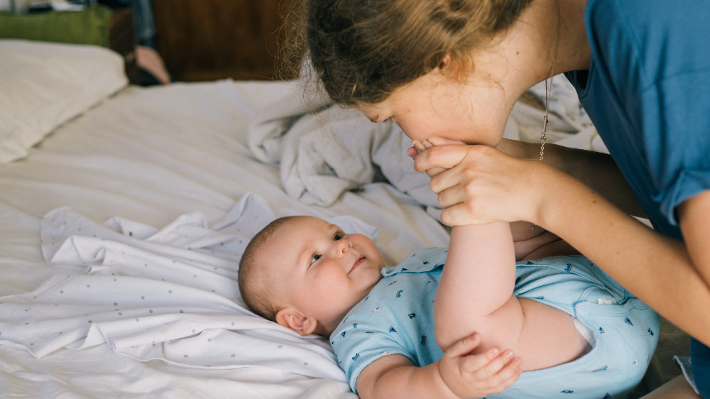【0歳児の遊び完全ガイド】室内でできる遊び16選：絵の具・スズランテープ活用アイデア｜⑭ おむつ替えスキンシップ