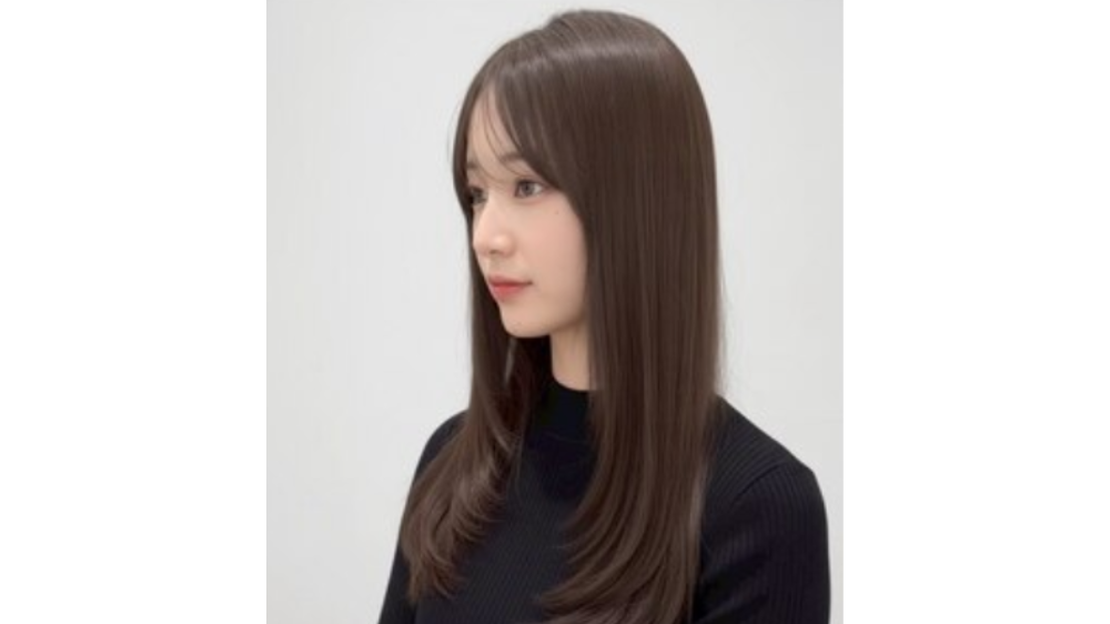 【忙しいママ向け】スタイリング不要の髪型はこれ！楽ちんでおしゃれなヘアカタログ｜③ 重すぎず軽すぎないストレートロング