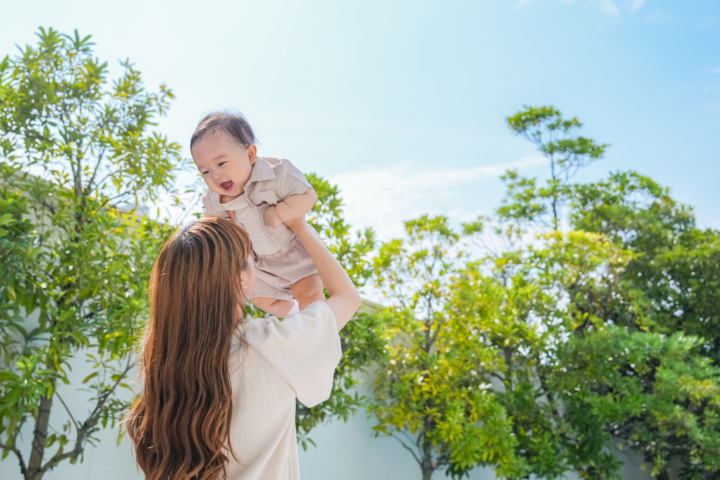 1歳バースデーフォトは家族で撮ろう｜高い高いなどの“動きのあるスキンシップショット”