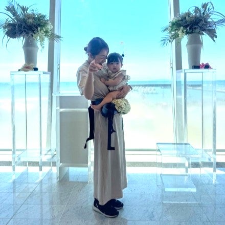 チャペルの椅子でご機嫌！結婚式場はどこも映えるフォトスポット