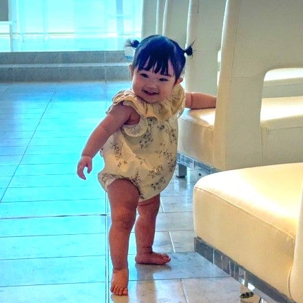 チャペルの椅子でご機嫌！結婚式場はどこも映えるフォトスポット