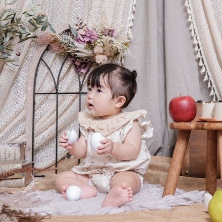 チャペルの椅子でご機嫌！結婚式場はどこも映えるフォトスポット