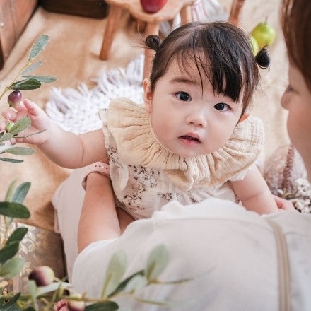 チャペルの椅子でご機嫌！結婚式場はどこも映えるフォトスポット