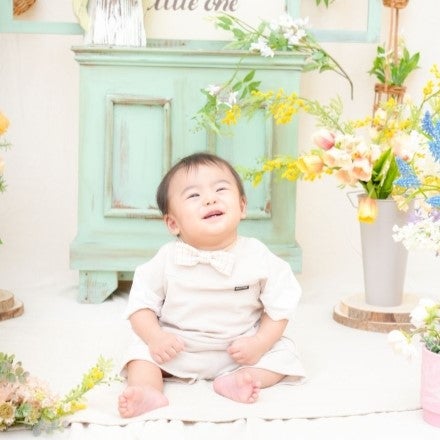 緊張で泣きそうな顔から一転、抱っこしたら笑顔に！かわいい瞬間をパチリ