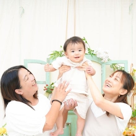 緊張で泣きそうな顔から一転、抱っこしたら笑顔に！かわいい瞬間をパチリ