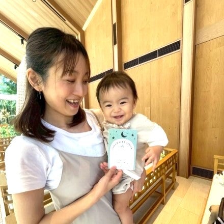 緊張で泣きそうな顔から一転、抱っこしたら笑顔に！かわいい瞬間をパチリ