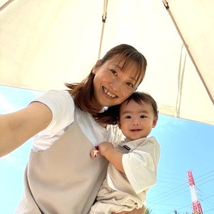 緊張で泣きそうな顔から一転、抱っこしたら笑顔に！かわいい瞬間をパチリ