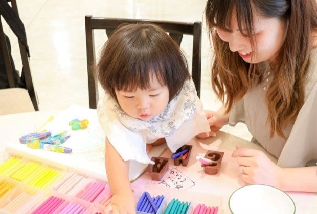 色を選んで描いてみると…!?真剣にクレヨンを選ぶ姿に成長を実感