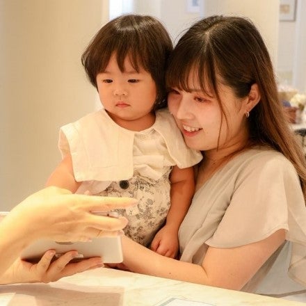 色を選んで描いてみると…!?真剣にクレヨンを選ぶ姿に成長を実感