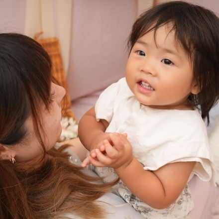 色を選んで描いてみると…!?真剣にクレヨンを選ぶ姿に成長を実感