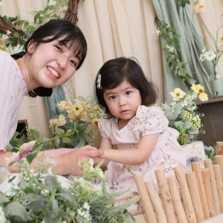 60色以上ある絵の具にワクワク！世界にひとつのファーストアート