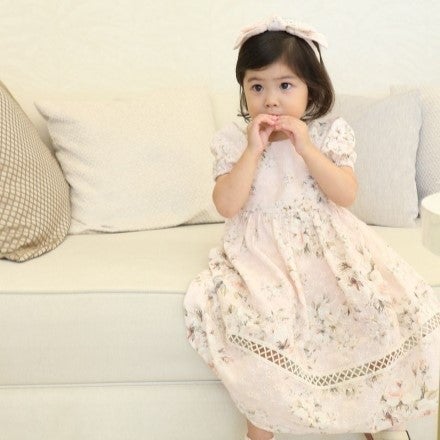 60色以上ある絵の具にワクワク！世界にひとつのファーストアート