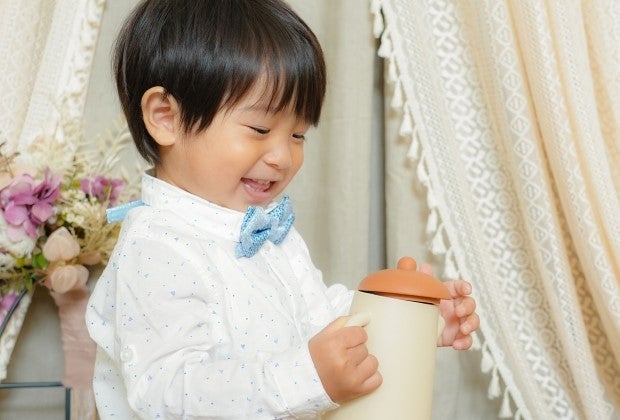 ティーセットの小道具で遊びながら自然な笑顔を撮影