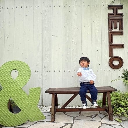 ティーセットの小道具で遊びながら自然な笑顔を撮影