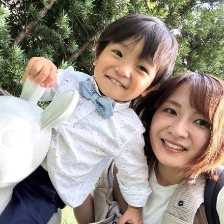 ティーセットの小道具で遊びながら自然な笑顔を撮影