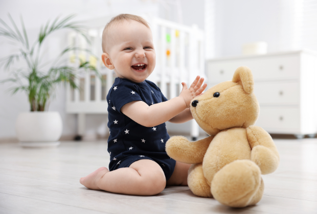 【0歳児の遊び完全ガイド】室内でできる遊び16選|絵の具・スズランテープ活用アイデア