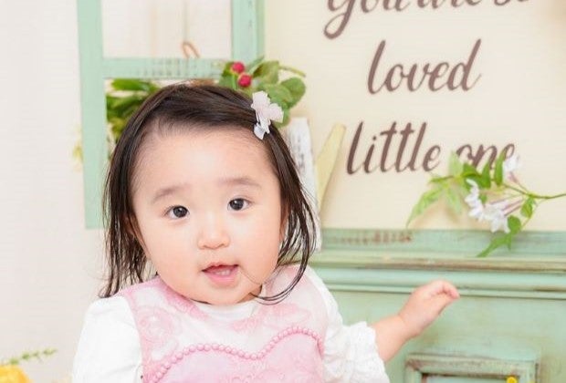 かわいいお花に囲まれたフォトブースでニッコリ撮影