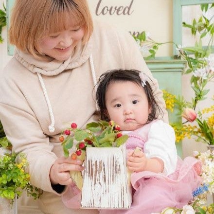 かわいいお花に囲まれたフォトブースでニッコリ撮影