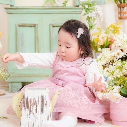 かわいいお花に囲まれたフォトブースでニッコリ撮影